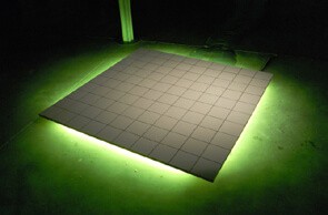 mathilde_barrio_nuevo_attack_of_the_2010_detail_dinstallation_bois_carrelage_neons_verts_colle_a_tapisser_150x150x10cm