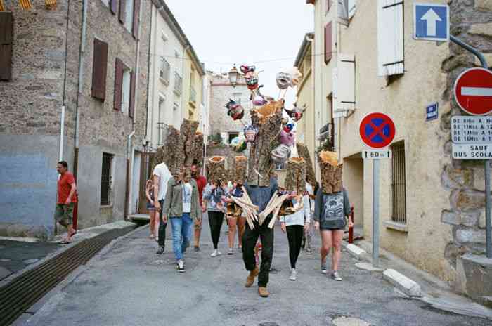 la_fete_de_la_recolte_du_liege_de_maureillas_66_celebree_par_des_jeunes_du_village_2013_photographie_mathis_collins