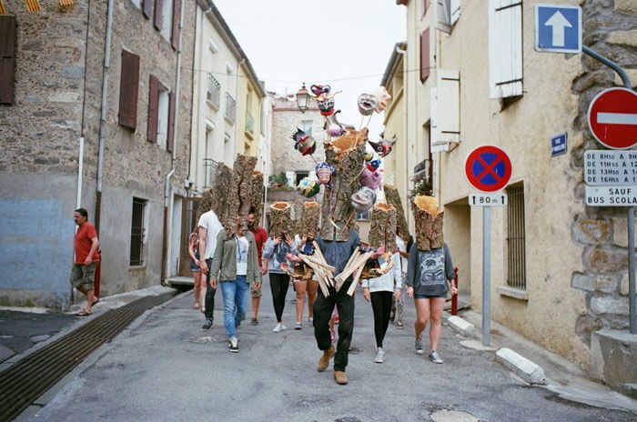 la_fete_de_la_recolte_du_liege_de_maureillas_66_celebree_par_des_jeunes_du_village_2013_photographie_mathis_collins