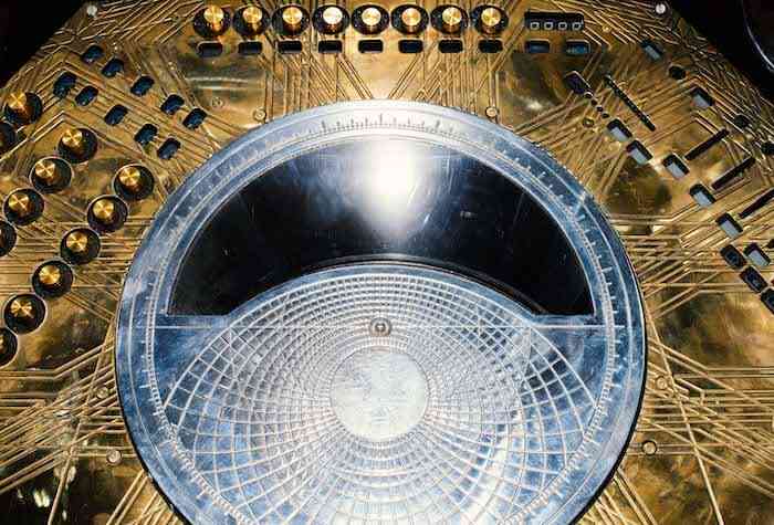 2_mounir_ayache_av_roes_zelliger_installation_simulateur_de_vol_2017_2019_galerie_cinema_paris