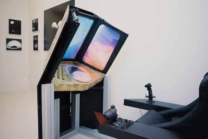 1_mounir_ayache_av_roes_zelliger_installation_simulateur_de_vol_2017_2019_galerie_cinema_paris