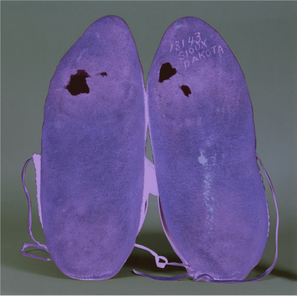 nadia-myre-in-tangible-tangles-photographie-recuperee-2021