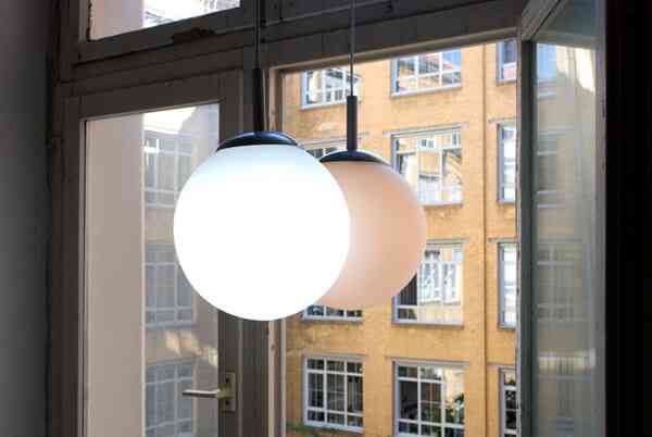 nicolas_pelzer_gradient_utopia_2010_installation_two_light_hanging_lamps_25x25x50_cm_ryans_the_future_gallery_berlin_18_20_june_