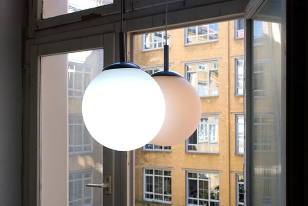 nicolas_pelzer_gradient_utopia_2010_installation_two_light_hanging_lamps_25x25x50_cm_ryans_the_future_gallery_berlin_18_20_june_