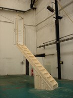 noah_wiegand_un_parajo_se_bana_en_la_puerta_abierta_2008_bois_480x80x280cm