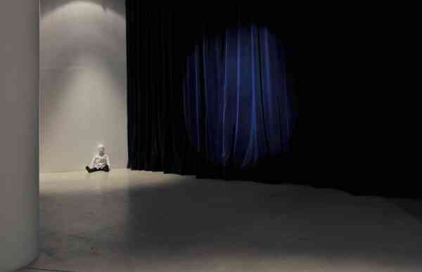 olivier_dollinger_dissolving_view_2009_rideaux_de_velours_projecteur_pantin_dimensions_variablesolivierdollinger