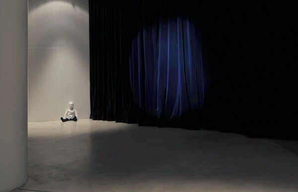 olivier_dollinger_dissolving_view_2009_rideaux_de_velours_projecteur_pantin_dimensions_variablesolivierdollinger