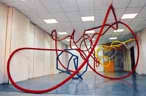 pierre_alexandre_remy_le_plafond_se_dechire_2005_acier_peint_caoutchouc_et_tuyaux_pvc_sculpture_in_situ_pour_lieux_communs_les_i