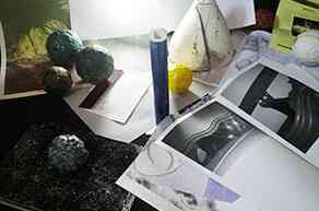 pierre_boggio_oracles_le_chat_sombre_aux_yeux_jaunes_sur_la_commode_blanche_dans_la_piece_noire_etc_2015