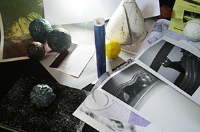 pierre_boggio_oracles_le_chat_sombre_aux_yeux_jaunes_sur_la_commode_blanche_dans_la_piece_noire_etc_2015