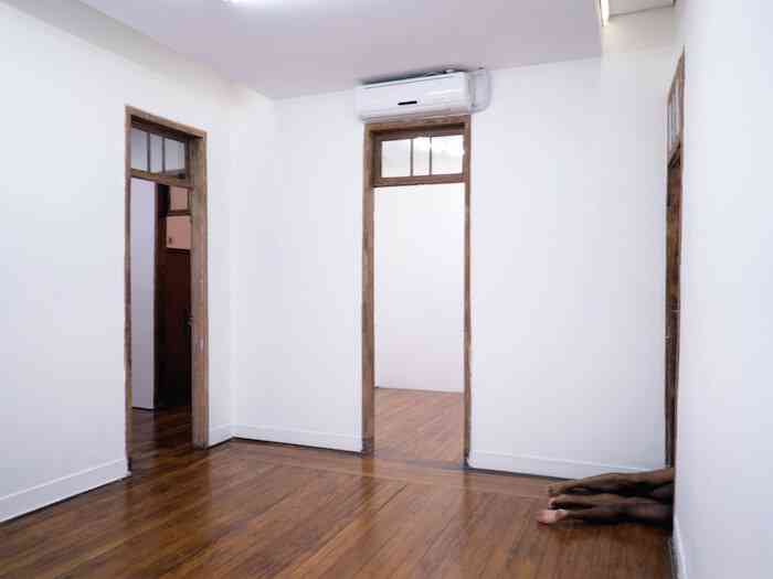 rafael_rg_coal_line_meat_the_night_we_had_sex_at_the_art_gallery_detail_2018_photographie_texte_dessin_au_fusain_sur_mur_rendez_