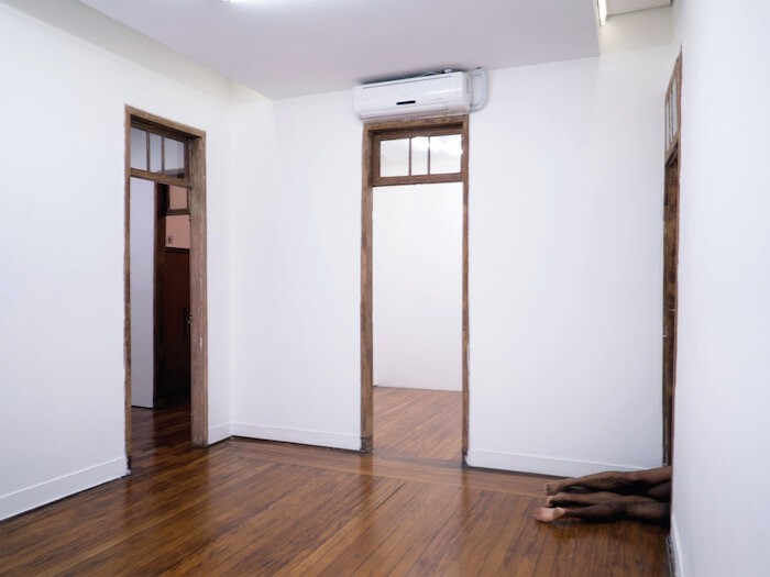 rafael_rg_coal_line_meat_the_night_we_had_sex_at_the_art_gallery_detail_2018_photographie_texte_dessin_au_fusain_sur_mur_rendez_