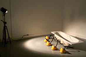 remi_groussin_private_jacuzzi_2011_dispositif_sculptural_eau_baignoire_et_gonfleurs_production_espace_croix_baragnon_space