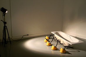 remi_groussin_private_jacuzzi_2011_dispositif_sculptural_eau_baignoire_et_gonfleurs_production_espace_croix_baragnon_space