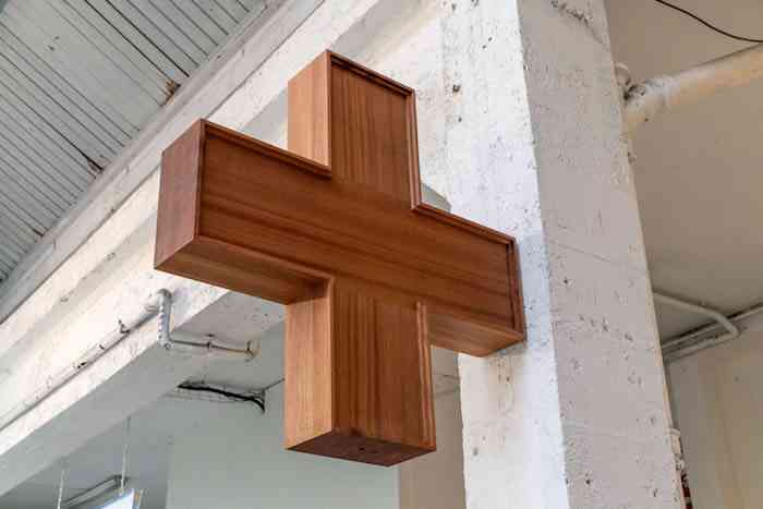 rhea_dillon_janus_pause_leaking_fortified_enclaves_bois_d-acajou_et_fluides_2020_photo_courtesy_de_l-artiste