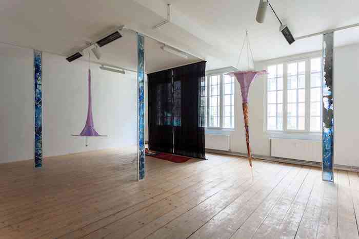 rosa_joly_ophelia_vertikale_vue_d_exposition_mom_artspace_hambourg_2019_andre_giesemann