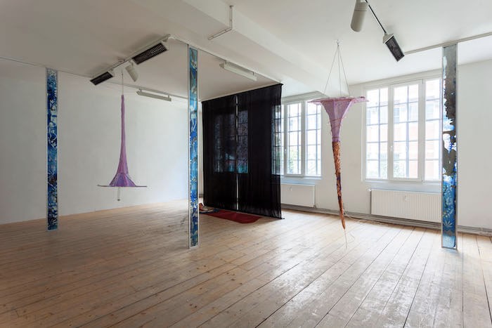 rosa_joly_ophelia_vertikale_vue_d_exposition_mom_artspace_hambourg_2019_andre_giesemann