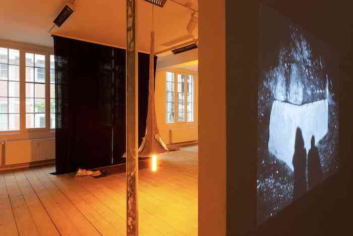 2_rosa_joly_ophelia_vertikale_vue_d_exposition_mom_artspace_hambourg_2019_andre_giesemann