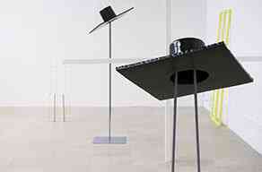 tarik_kiswanson_vue_dexposition_embrayeur_2014_resine_acier_laiton