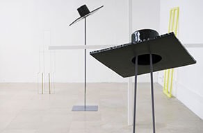 tarik_kiswanson_vue_dexposition_embrayeur_2014_resine_acier_laiton