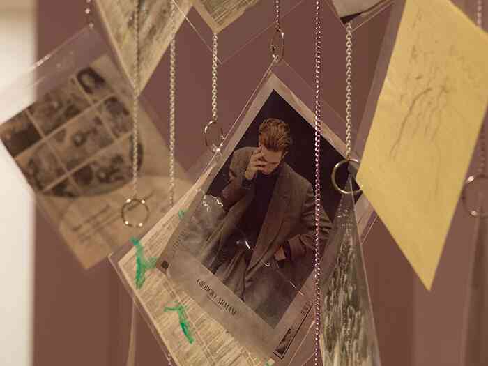 t_la_melia_yellow_pages_improv_acier_chaine_metal_peint_aerosol_manches_en_cristal_boucles_reliure_magazines_annuaire_peint_huil