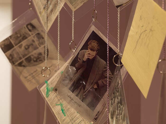 t_la_melia_yellow_pages_improv_acier_chaine_metal_peint_aerosol_manches_en_cristal_boucles_reliure_magazines_annuaire_peint_huil