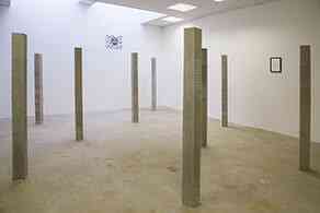tom_castinel_er_lautete_2014_installation_variable_socles_moulages_en_beton_tissus_cap_st_fons
