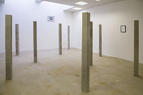 tom_castinel_er_lautete_2014_installation_variable_socles_moulages_en_beton_tissus_cap_st_fons
