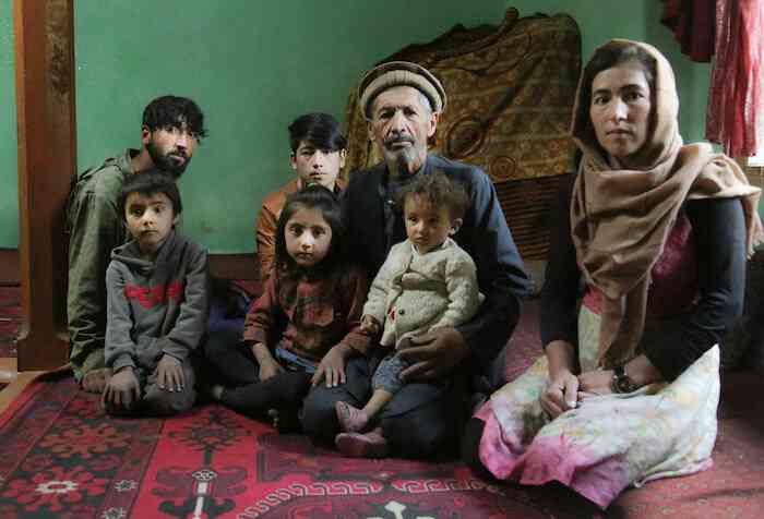 zahra_khodadadi_daad_khuda_with_his_family_de_la_serie_afghan_families_2020