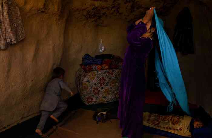 zahra_khodadadi_a_hazara_family_who_lives_in_caves_of_bamyan_province_2016