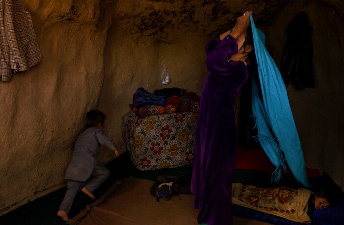 zahra_khodadadi_a_hazara_family_who_lives_in_caves_of_bamyan_province_2016