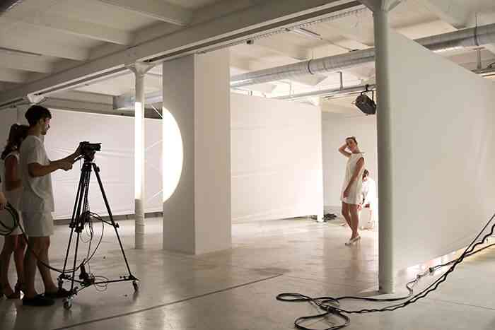 labor_zero_labor_2016_vue_de_la_performance_de_laura_sellies_et_amelie_giacomini_poesie_plateforme_fondation_d_entreprise_ricard