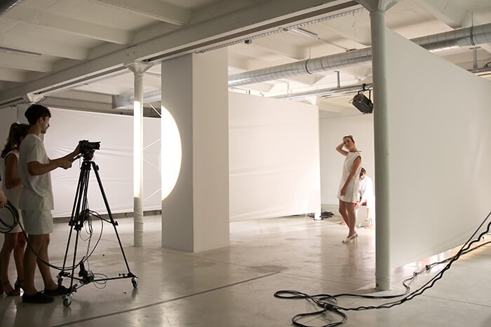 labor_zero_labor_2016_vue_de_la_performance_de_laura_sellies_et_amelie_giacomini_poesie_plateforme_fondation_d_entreprise_ricard