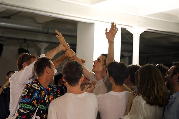 1_labor_zero_labor_2016_vue_de_la_performance_de_christian_falsnaes_triangle_france_credit_photo_emmanuelle_laine