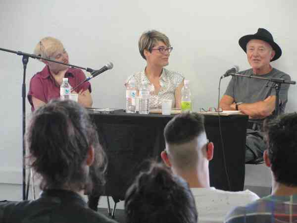 dorothee_dupuis_geraldine_gourbe_et_sylvere_lotringer_lors_de_sa_conference_a_la_galerie_de_la_friche_belle_de_mai_le_14_mai_201