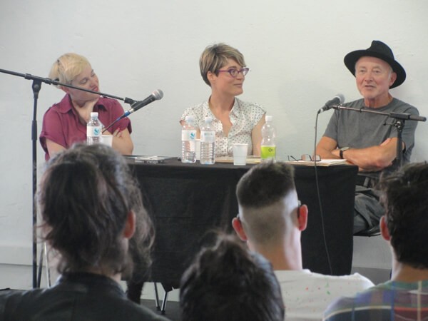 dorothee_dupuis_geraldine_gourbe_et_sylvere_lotringer_lors_de_sa_conference_a_la_galerie_de_la_friche_belle_de_mai_le_14_mai_201