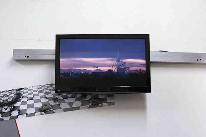 2_thomas_leon_ghost_tower_hd_file_720p24_7_28_minutes_en_boucle_courtesy_de_galerie_metropolis_2009