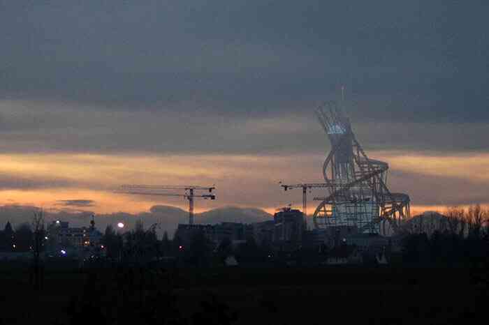 1_thomas_leon_ghost_tower_hd_file_720p24_7_28_minutes_en_boucle_courtesy_de_galerie_metropolis_2009