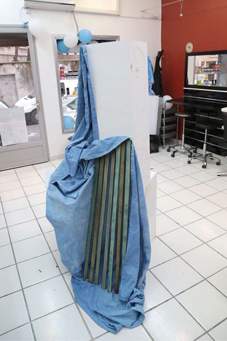 3_florence_giroud_dans_la_baie_de_degun_2013_installation_gres_fleurs_toile_de_coton_pan_de_tissu_bois_cuir_courtesy_de_l_artist