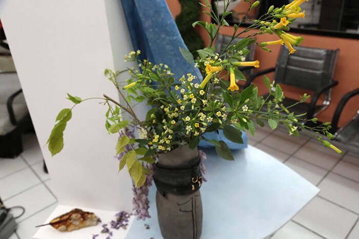 1_florence_giroud_dans_la_baie_de_degun_2013_installation_gres_fleurs_toile_de_coton_pan_de_tissu_bois_cuir_courtesy_de_l_artist