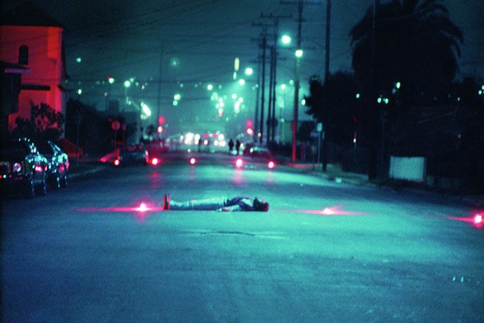 asco_decoy_gang_war_victim_1974_photographie_couleur_par_harry_gamboa_jr_tirage_monte_sur_aluminium_2007_60_96_x_91_44_cm_courte