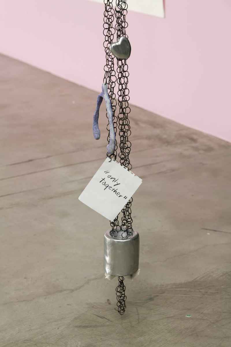 2024-06_triangle-asterides_hymne-aux-murenes_cecile-bouffard-et-eileen-myles_rain-chains_2023_details_aurelien-mole_2