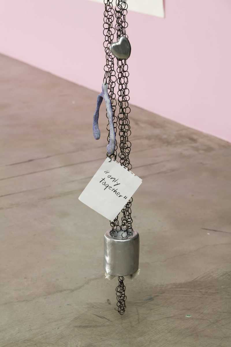 2024-06_triangle-asterides_hymne-aux-murenes_cecile-bouffard-et-eileen-myles_rain-chains_2023_details_aurelien-mole_2