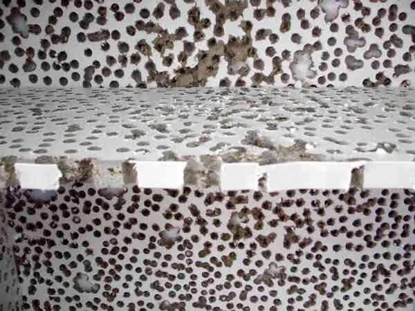 gilles_desplaques_kill_billy_2008_etagere_ikea_percee_exposition_a_la_galerie_de_la_friche_la_belle_de_mai_marseille_2008_2