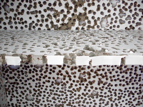 gilles_desplaques_kill_billy_2008_etagere_ikea_percee_exposition_a_la_galerie_de_la_friche_la_belle_de_mai_marseille_2008_2