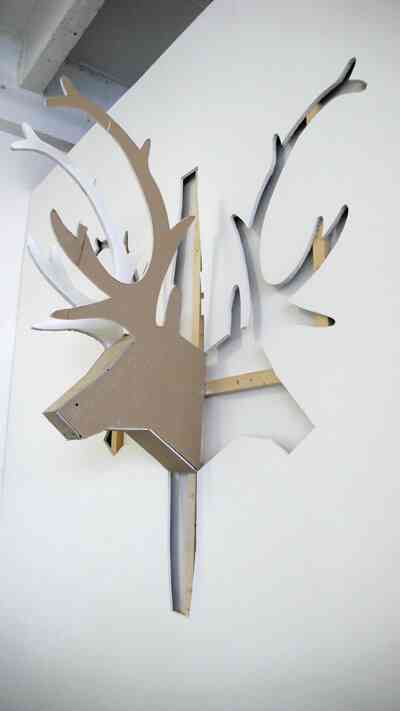 2-gilles-desplaques-trophe-e-te-te-de-cerf-2008-placopla-tre-tasseaux-exposition-a-la-galerie-de-la-friche-la-belle-de-mai-marse