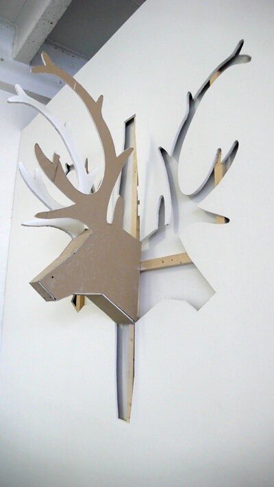 2-gilles-desplaques-trophe-e-te-te-de-cerf-2008-placopla-tre-tasseaux-exposition-a-la-galerie-de-la-friche-la-belle-de-mai-marse