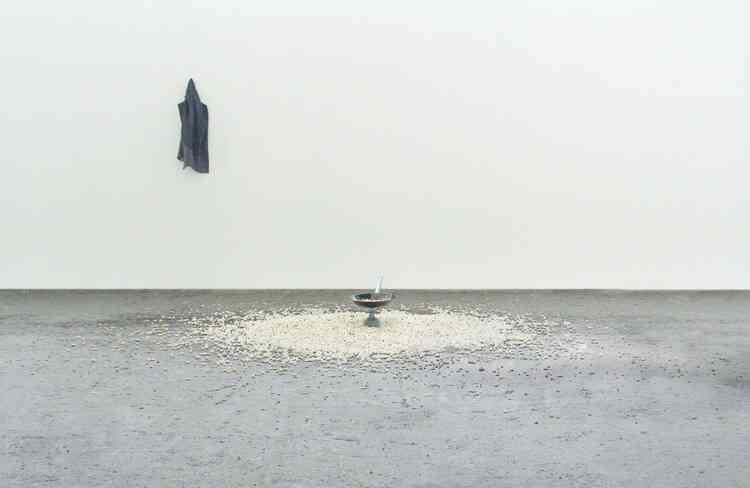 justin_sanchez_comment_jai_perdu_mon_chemin_2005_2009_installation_trace_de_performance_mais_poele_rechaud_gilet_pathe_1