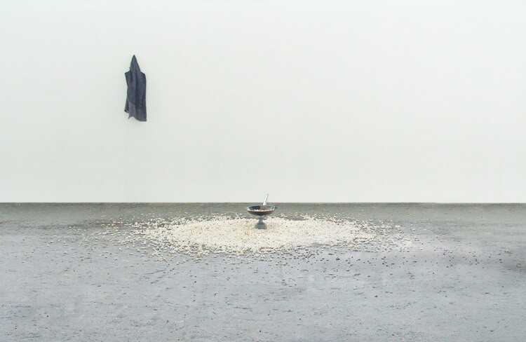 justin_sanchez_comment_jai_perdu_mon_chemin_2005_2009_installation_trace_de_performance_mais_poele_rechaud_gilet_pathe_1