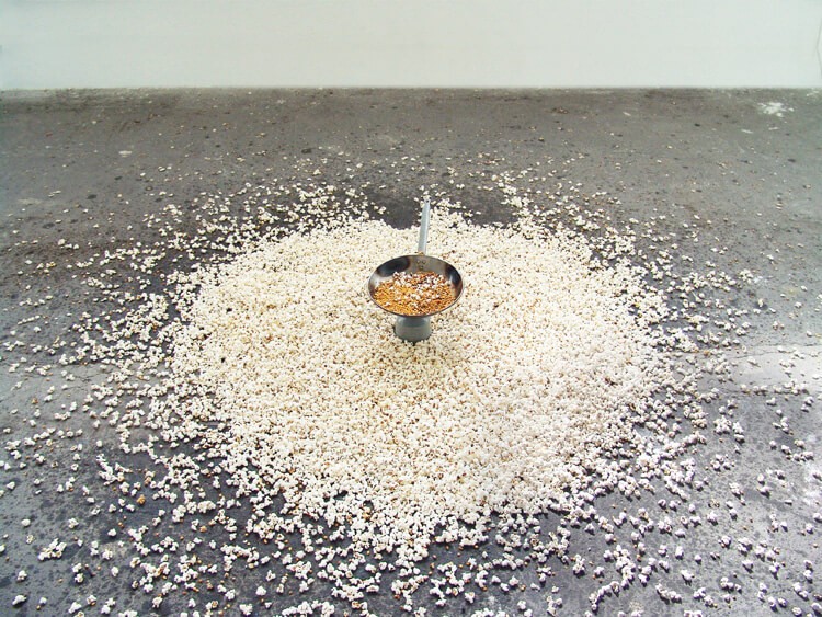 justin_sanchez_comment_jai_perdu_mon_chemin_2005_2009_installation_trace_de_performance_mais_poele_rechaud_gilet_pathe_2